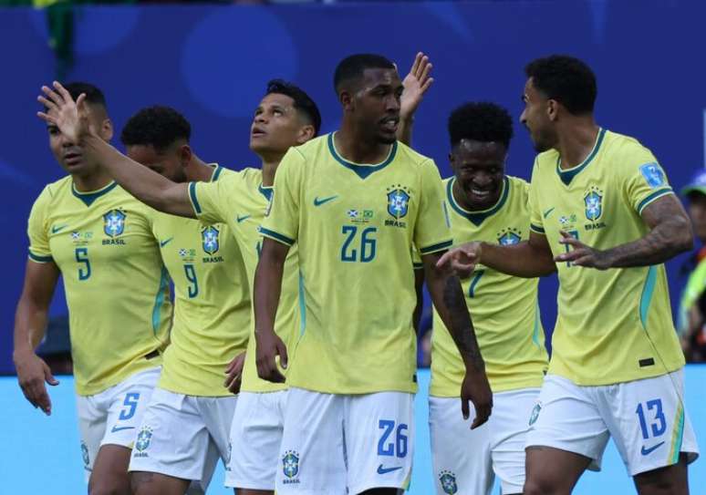 Jogadores comemoram um dos gols do Brasil na vit&oacute;ria sobre a Esc&oacute;cia