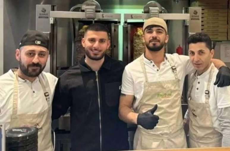 Reprodu&ccedil;&atilde;o - Legenda: Undav &eacute; cliente ass&iacute;duo de restaurante de comida turca em Stuttgart
