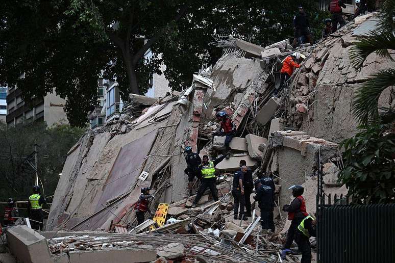 Equipes de resgate atuam entre os escombros de um edif&iacute;cio que desabou em Caracas