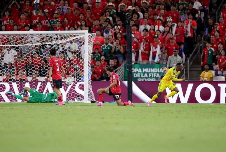 Maseko comemorando o gol da vit&oacute;ria da &Aacute;frica do Sul sobre a Coreia do Sul 