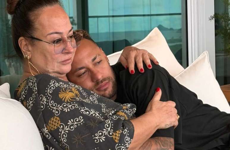 Neymar recebeu o carinho da m&atilde;e ap&oacute;s retornar aos gramados com a camisa do Brasil &ndash;
