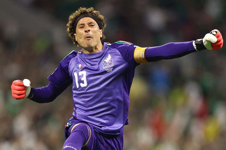 Ochoa comemorou o terceiro gol mexicano dentro de campo &ndash;