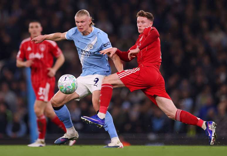 Erling Haaland em disputa de bola com Elliot Anderson na Premier League &ndash;
