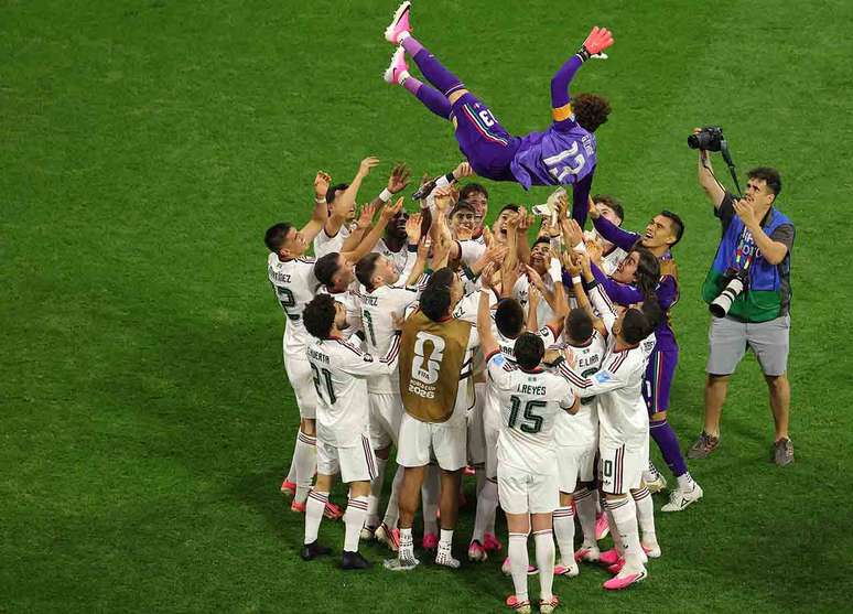 Guillermo Ochoa, do Mexico,&nbsp; &eacute; jogado no ar&nbsp; pelos companheiro ap&oacute;s a vit&oacute;ria sobre os tchecos. Enfim, joga sua sexta Copa.