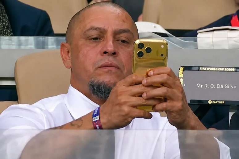 &Iacute;dolo da Sele&ccedil;&atilde;o, Roberto Carlos aparece com seu "celular dourado"