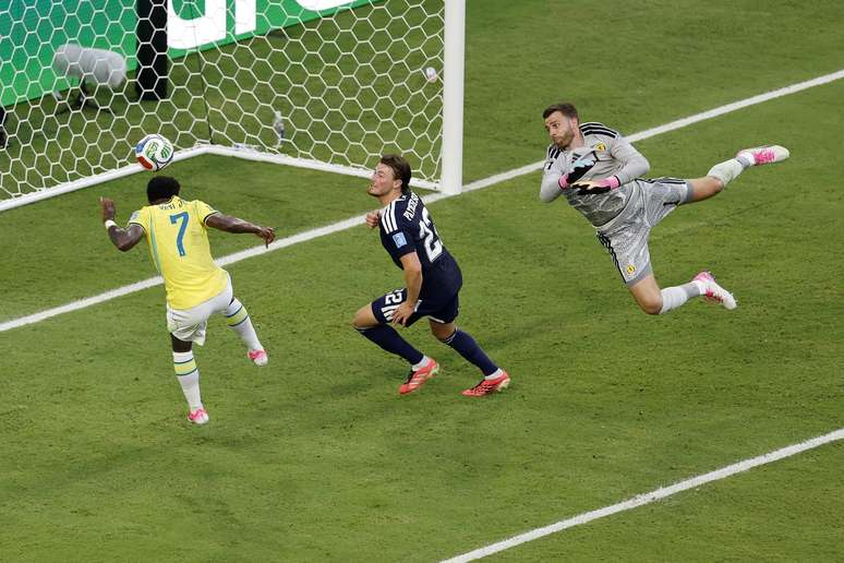 Vini Jr marcando o segundo dele no jogo 