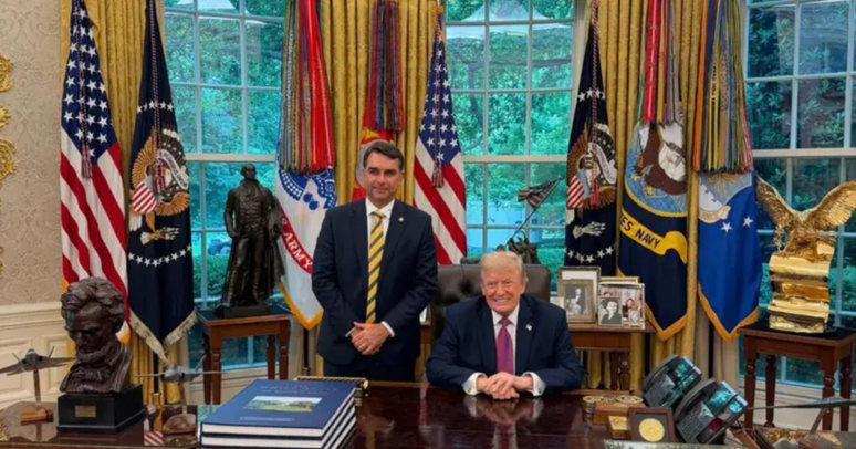 Em maio, Fl&aacute;vio Bolsonaro se encontrou com Donald Trump. Em seguida, o governo dos EUA designou fac&ccedil;&otilde;es criminosas brasileiras como entidades terroristas e anunciou a poss&iacute;vel imposi&ccedil;&atilde;o de tarifas a produtos brasileiros