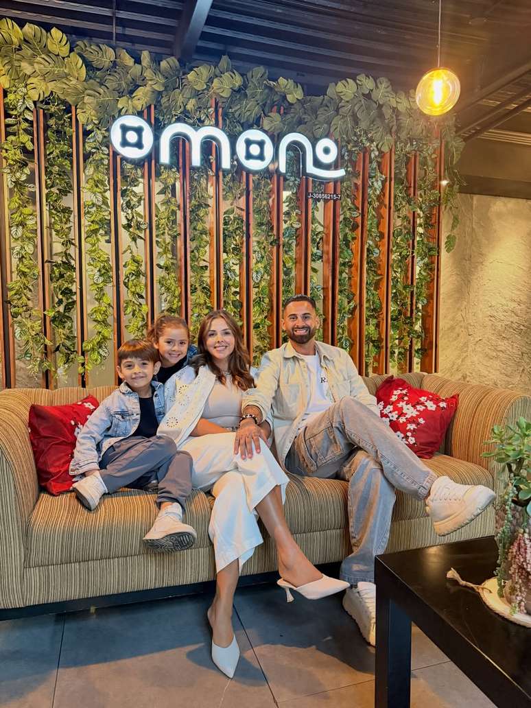 Lucas Trejo em foto com esposa e filhos &ndash; 