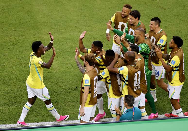 Vinicius J&uacute;nior celebra com o banco de reservas um de seus gols contra a Esc&oacute;cia 
