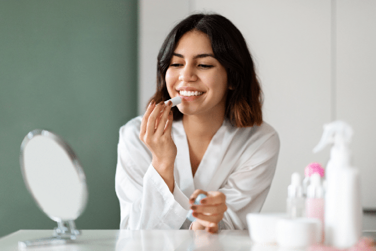 O segredo para uma maquiagem labial duradoura come&ccedil;a na hidrata&ccedil;&atilde;o, pois pele nutrida absorve melhor o produto e mant&eacute;m a cor intacta por horas 