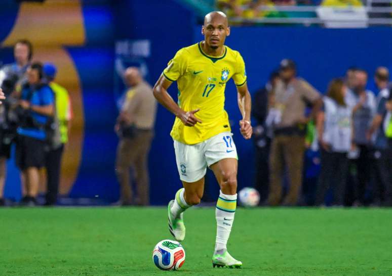 Fabinho em partida contra a Esc&oacute;cia