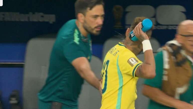 Davide Ancelotti cumprimenta Neymar antes da entrada do craque em campo.