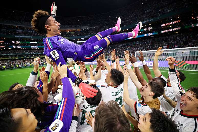 Ochoa &eacute; homenageado por companheiros