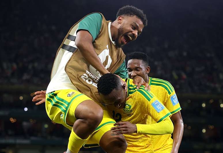 Jogadores da &Aacute;frica do Sul comemoram gol