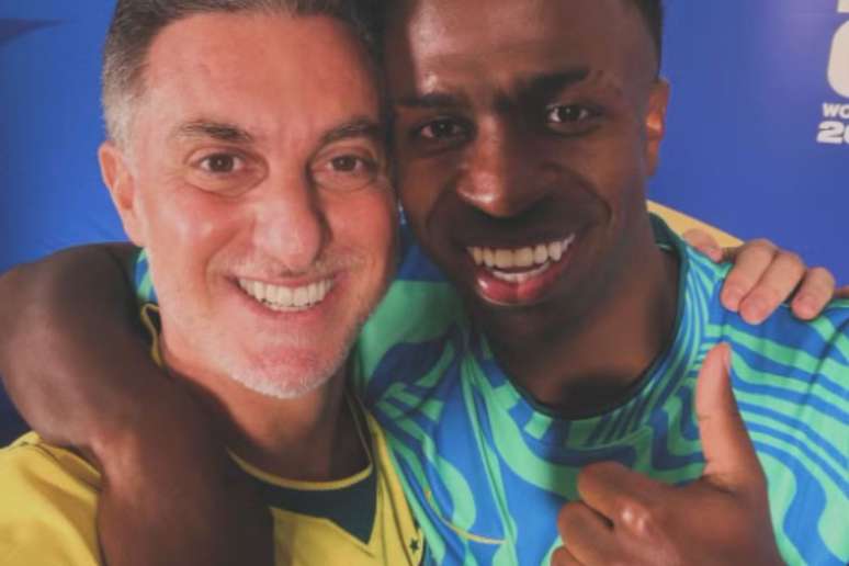 Luciano Huck entrevistou Vini Jr