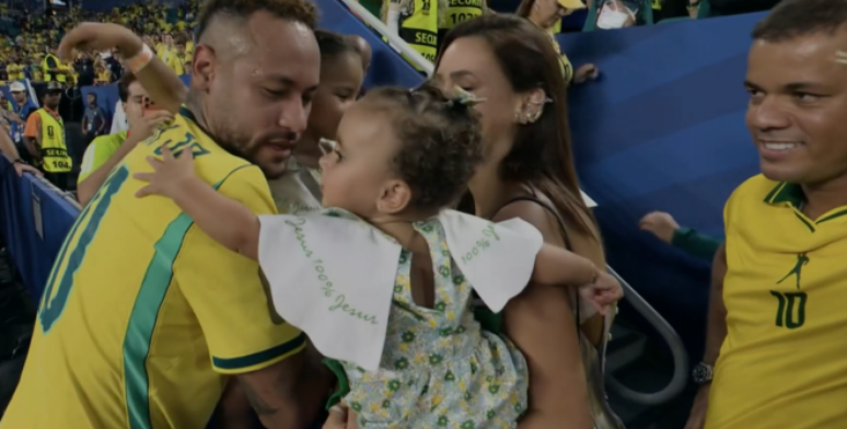 Neymar ao lado de Bruna Biancardi e as filhas Mavie e Mel, al&eacute;m do amigo Jota Am&acirc;ncio