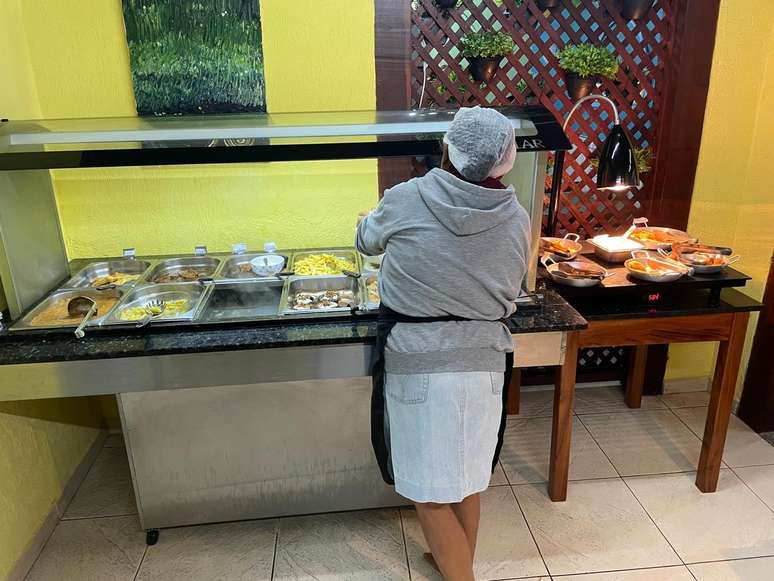 Funcion&aacute;ria rep&otilde;e comidas no buffet durante expediente de almo&ccedil;o