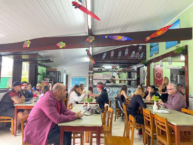 Durante a WSL, restaurante 'xod&oacute; dos surfistas' na Praia de Ita&uacute;na recebe in&uacute;meros visitantes
