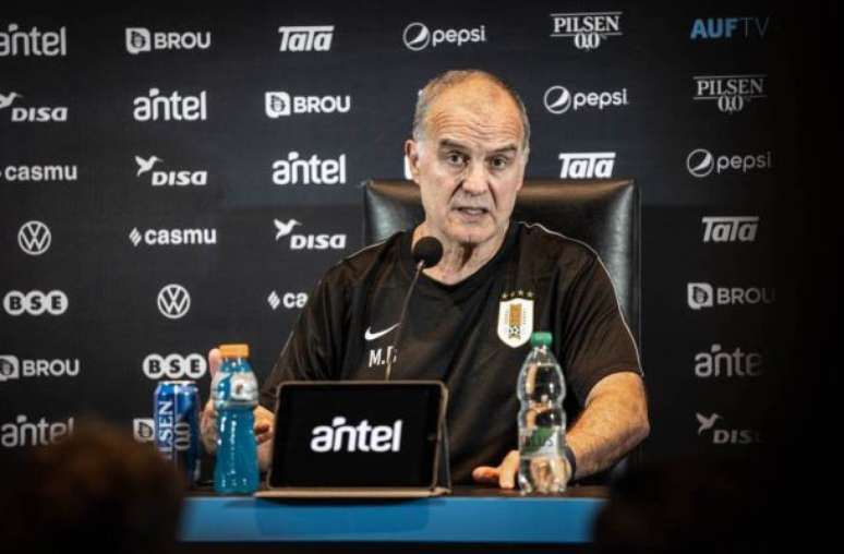 Divulga&ccedil;&atilde;o/AUF - Legenda: Marcelo Bielsa foi confrontado pelos jogadores do Uruguai na v&eacute;spera de jogo contra a Espanha
