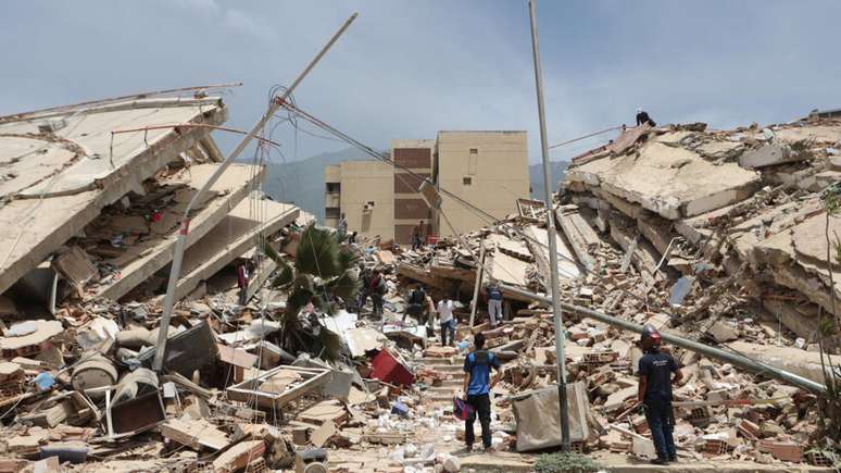 Destro&ccedil;os de pr&eacute;dios que desmoronaram em La Guaira no duplo terremoto registrado na quarta-feira (24) na Venezuela.