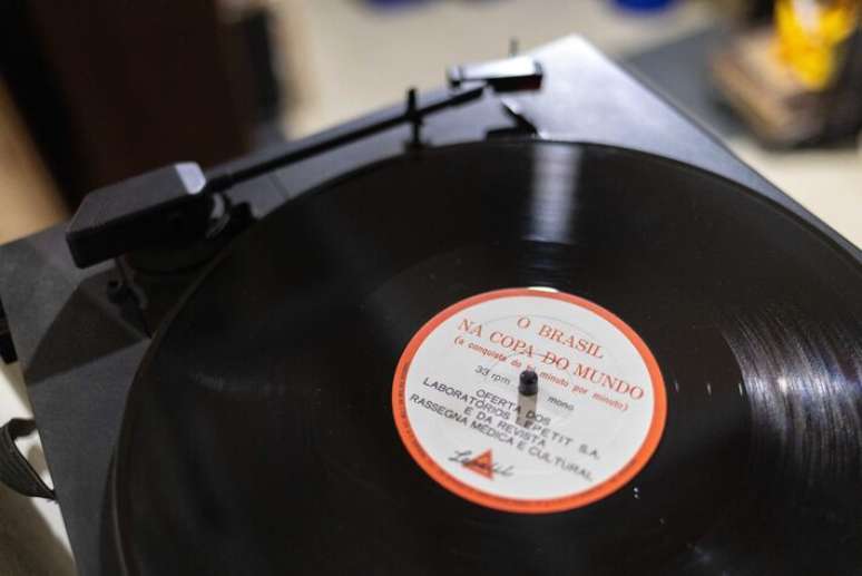 Discos preservam narra&ccedil;&otilde;es de nomes marcantes do r&aacute;dio esportivo brasileiro, como Doalcei Bueno de Camargo, Haroldo Fernandes, Ant&ocirc;nio Porto, Joseval Peixoto, Pedro Luiz e Fiori Gigliotti