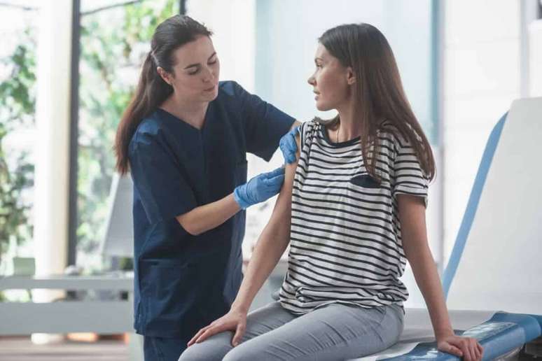 A vacina&ccedil;&atilde;o contra o HPV &eacute; considerada um dos maiores avan&ccedil;os na preven&ccedil;&atilde;o de doen&ccedil;as relacionadas ao v&iacute;rus 