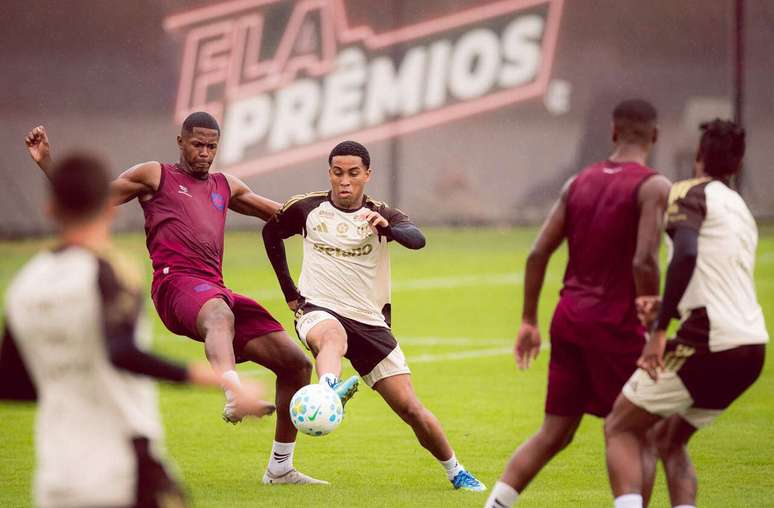 Joshua participa de atividade do Flamengo contra o Bonsucesso &ndash;