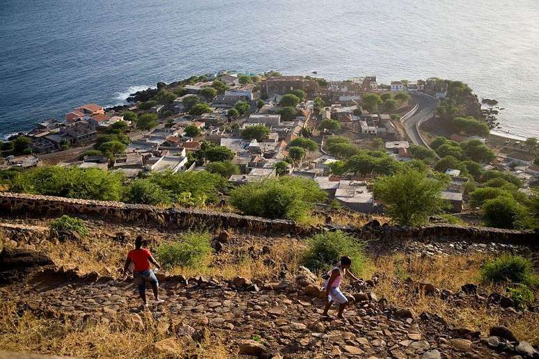 Cidade Velha, fundada em 1462 na ilha de Santiago, foi a primeira cidade colonial europeia nos tr&oacute;picos e a antiga capital de Cabo Verde. Preserva fortalezas, igrejas e uma pra&ccedil;a principal do s&eacute;culo XVI, e &eacute; Patrim&ocirc;nio Mundial da UNESCO