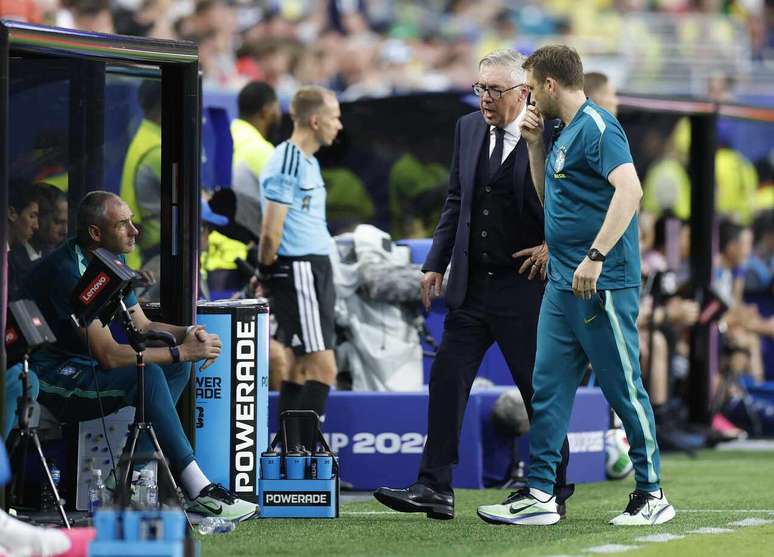 Ancelotti e comiss&atilde;o t&eacute;cnica reclamaram com &aacute;rbitro durante o jogo &ndash;