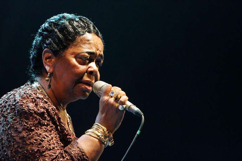 Ces&aacute;ria &Eacute;vora &eacute; a artista mais reconhecida da hist&oacute;ria de Cabo Verde