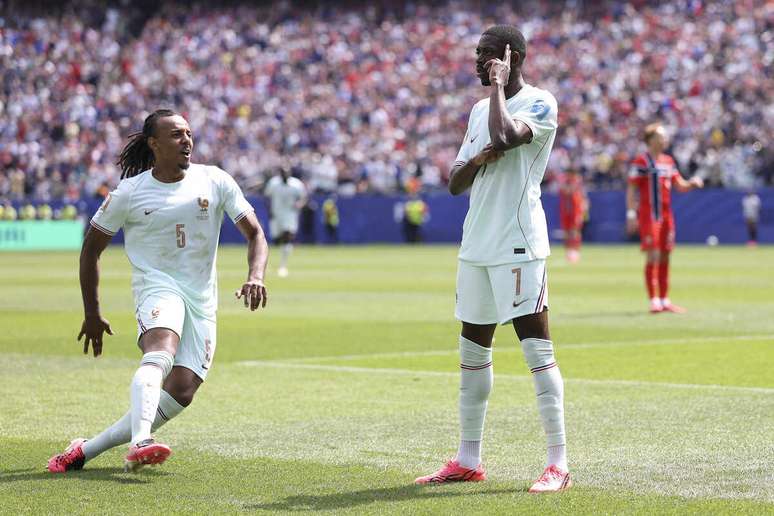 Demb&eacute;l&eacute; marcou tr&ecirc;s vezes contra a Noreuga &ndash;