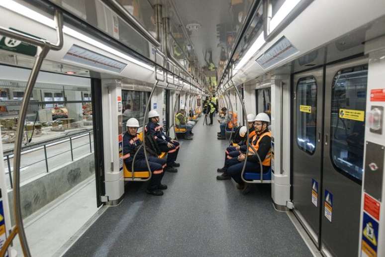 Nova linha do metr&ocirc; ter&aacute; layout diferenciado internamente: bancos encostados nas paredes laterais para dar mais espa&ccedil;o para a circula&ccedil;&atilde;o de passageiros.