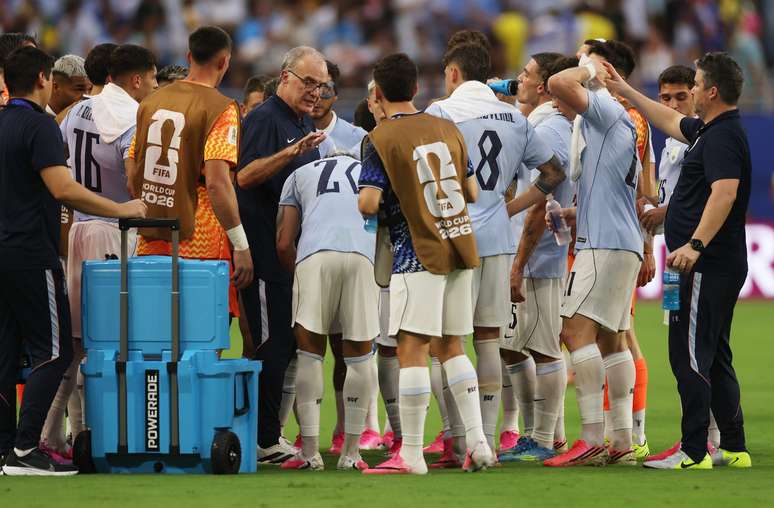 Marcelo Bielsa durante jogo do Uruguai 