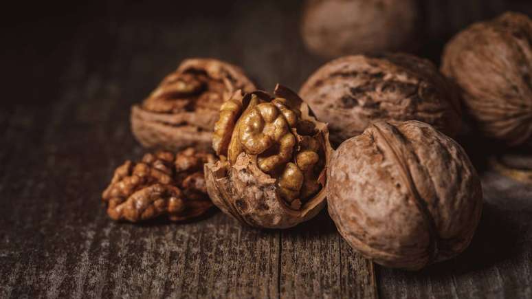 certos vegetais e sementes cont&ecirc;m elagitaninos, uma classe de polifen&oacute;is encontrados principalmente em rom&atilde;, nozes e algumas frutas vermelhas (como framboesa e morango). Ap&oacute;s a ingest&atilde;o, esses elagitaninos s&atilde;o hidrolisados em &aacute;cido el&aacute;gico e, em seguida, metabolizados por bact&eacute;rias espec&iacute;ficas do intestino, gerando urolitinas, entre elas a UroA &ndash; depositphotos.com / AntonMatyukha
