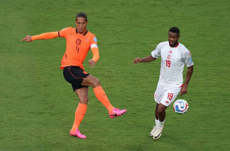 Van Dijk em a&ccedil;&atilde;o com a camisa da Holanda diante da Tun&iacute;sia &ndash;