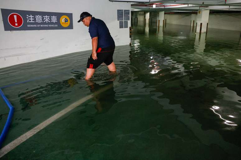 Estacionamento alagado ap&oacute;s chuva causada pela tempestade tropical Mekkhala em Hsinchu, Taiwan 26 de junho de 2026