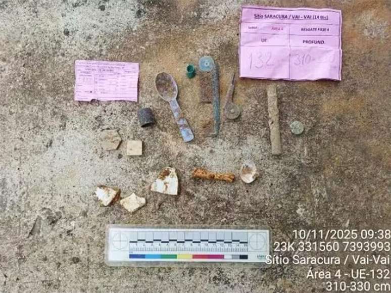 Artefatos encontrados durante escava&ccedil;&atilde;o da esta&ccedil;&atilde;o 14-Bis.