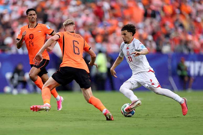 Gharbi (11), da Tun&iacute;sia, tenta passar pelos holandeses Reijnders (14) e Van Hecke (6) &ndash;