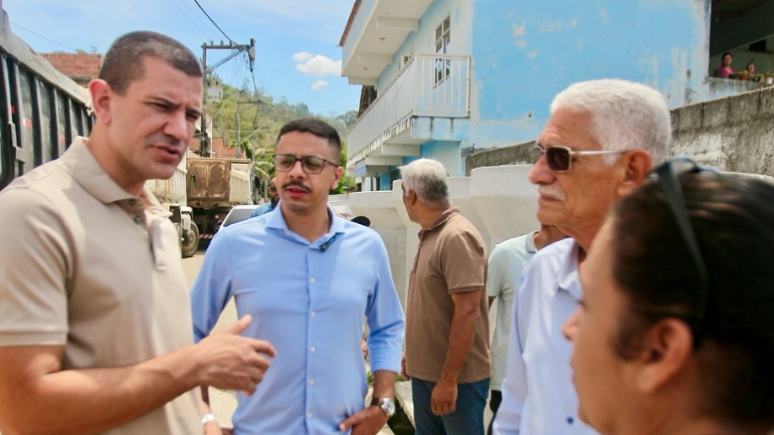 Ent&atilde;o secret&aacute;rio de Cidades do RJ, Douglas Ruas acompanha obras em S&atilde;o Gon&ccedil;alo com o prefeito Nelson Ruas, seu pai