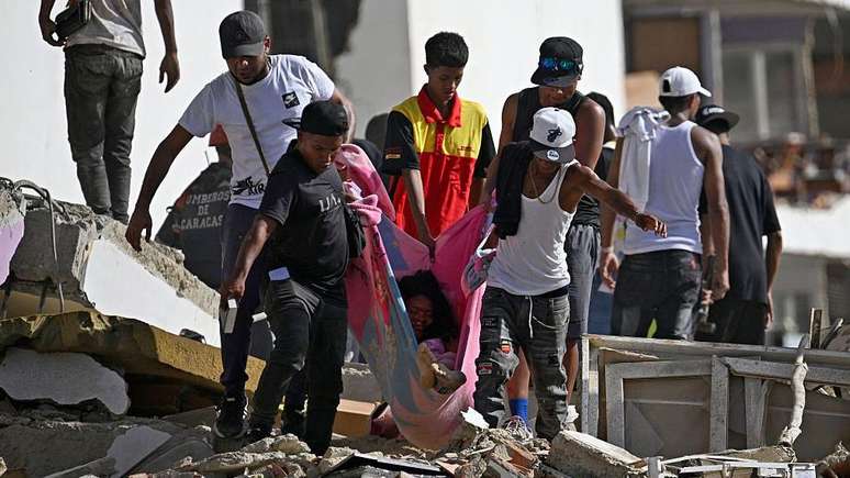 Moradores fazem todos os esfor&ccedil;os para resgatar sobreviventes em La Guaira
