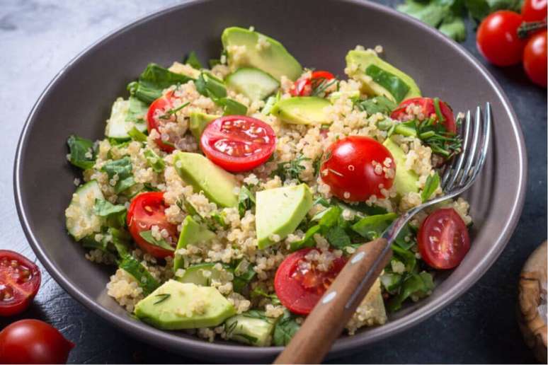 Salada morna de quinoa com abacate e espinafre 