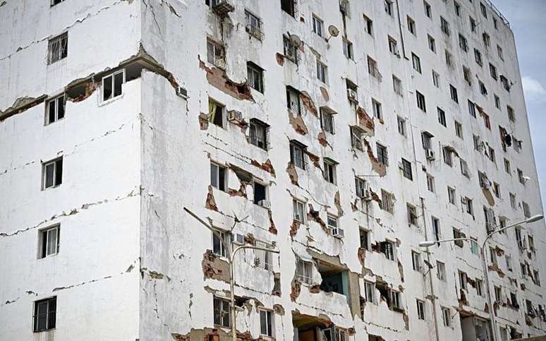 Um edif&iacute;cio parcialmente destru&iacute;do ap&oacute;s os terremotos