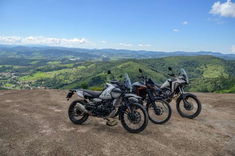 Comparativo e testes das motocicletas modelos trail: Honda Sahara, Yamaha Lander e Royal Enfield Himalayan