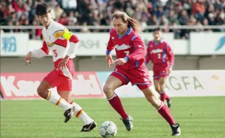 Alcindo jogando pelo Kashima Antlers