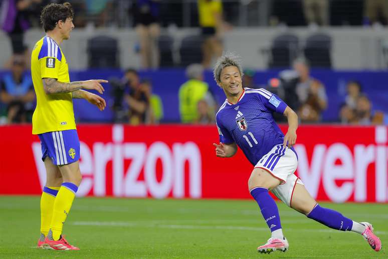 Jap&atilde;o comemora gol contra Su&eacute;cia