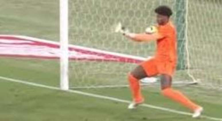 Hugo Souza falhou no gol na derrota do Brasil contra o Jap&atilde;o