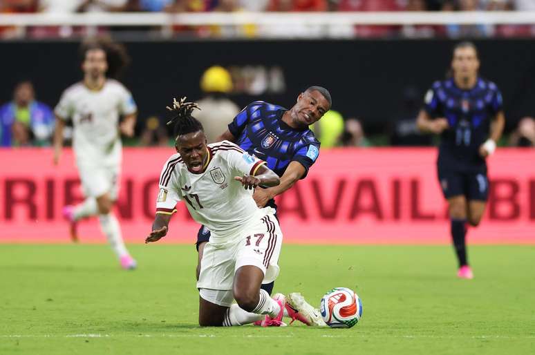 ZAPOPAN, MEXICO &ndash; JUNE 26: Nico Williams #17 of Spain is fouled by Nicolas de la Cruz #7 of Uruguay resulting in a yellow card during the FIFA World Cup 2026 Group H match between Uruguay and Spain at Guadalajara Stadium on June 26, 2026 in Zapopan, Mexico. (Photo by Florencia Tan Jun/Getty Images)