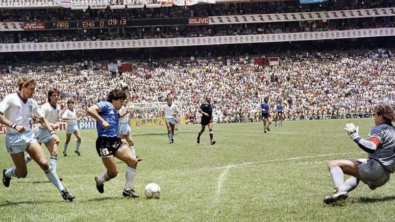 As controv&eacute;rsias geradas pela 'M&atilde;o de Deus' costumam fazer as pessoas se esquecerem do gola&ccedil;o de Maradona apenas quatro minutos depois &mdash; o 'Gol do S&eacute;culo'