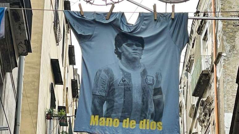Maradona ficar&aacute; sempre associado &agrave; controv&eacute;rsia do jogo de 1986, entre Argentina e Inglaterra