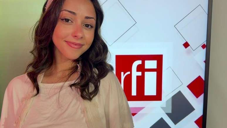 Fernanda Coelho nos est&uacute;dios da RFI em Paris.